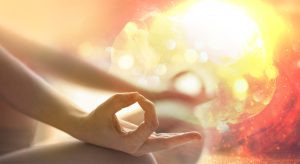 دو دست یک انسان در حال انجام مراقبه- تتاهیلینگ چیست