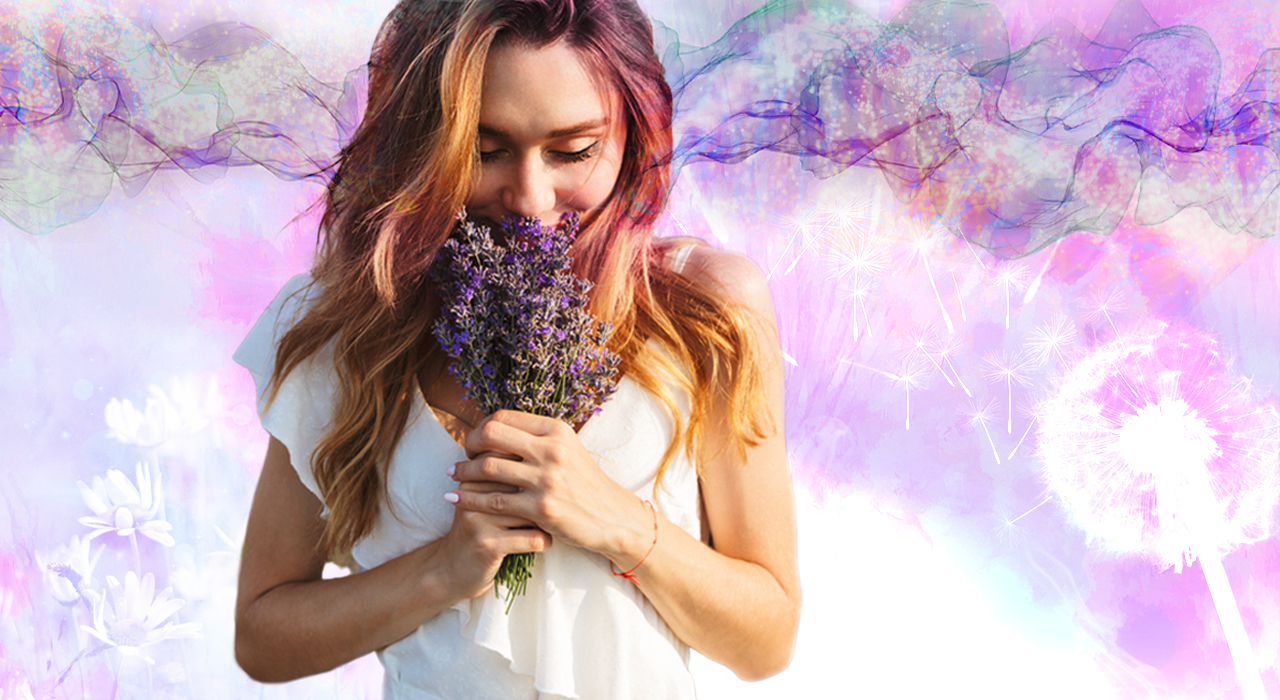 دختری در حال بو کردن دسته‌ای گل- تاثیر مثبت تتاهیلینگ بر بدن