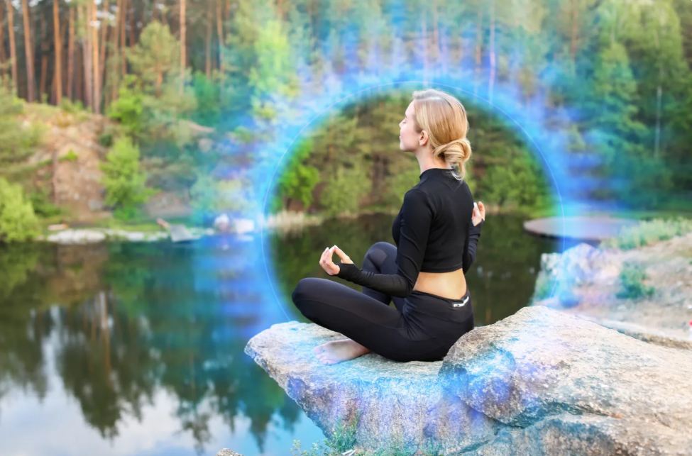 یک خانم در حال مدیتیشن و هاله آبی رنگ در اطراف او-تتاهیلینگ