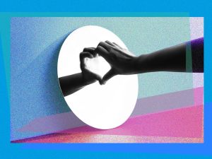 یک دست که شکل قلب به آینده درست کرده- عشق به خود چیست