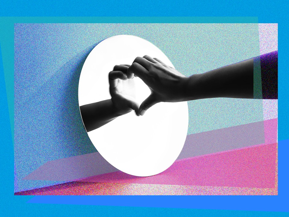 یک دست که شکل قلب به آینده درست کرده- عشق به خود چیست