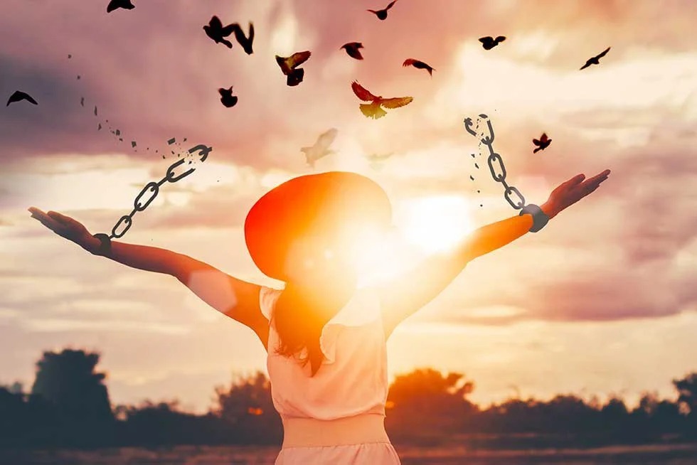 یک زن که زنجیرهای دستش پاره شده-بخشش خود