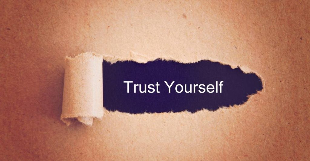 نوشته انگلیسی trust yourself روی کاغذ-trust
