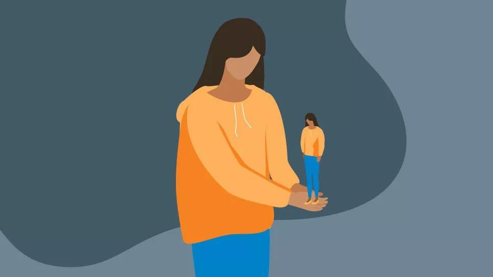 دختری که دختر کوچکتر را در دستش دارد-self-acceptance